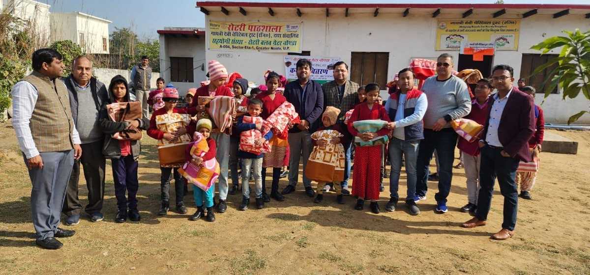 रोटरी क्लब ग्रेनो ने गरीब बच्चों को बाँटे कंबल